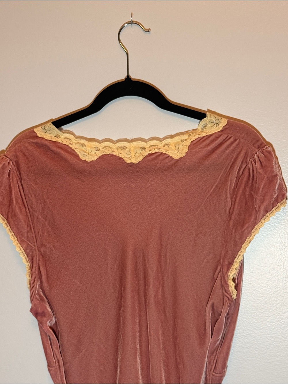GAP Vintage Women's Dusty Rose Lace-Trim Velvet Short Sleeve Top - Picture 7 of 10